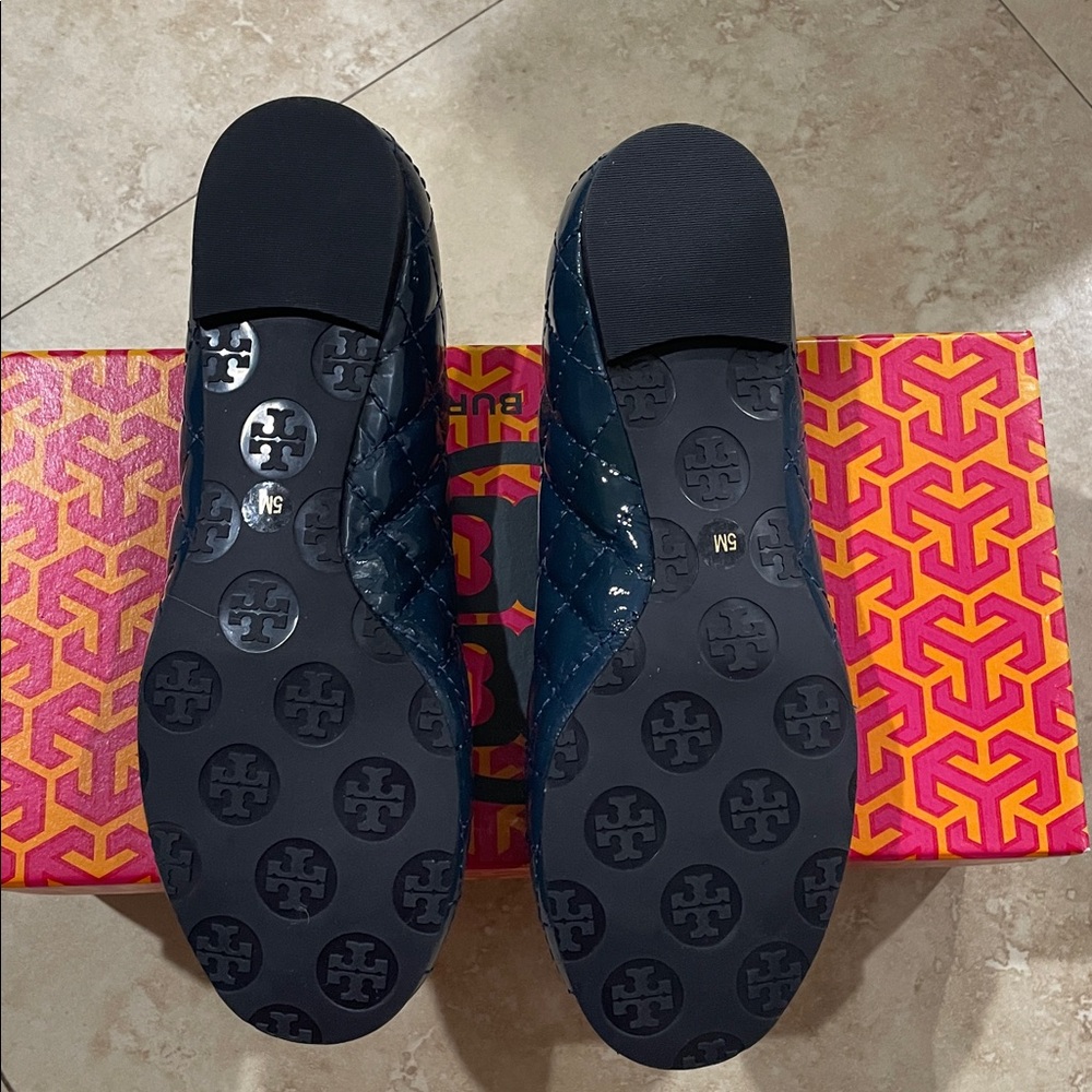 Tory Burch Navy Quilted Flats with Gold Logo - Picture 4 of 9